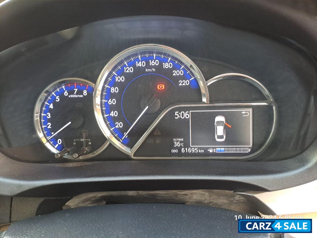 Phantom Brown Toyota Yaris V MT