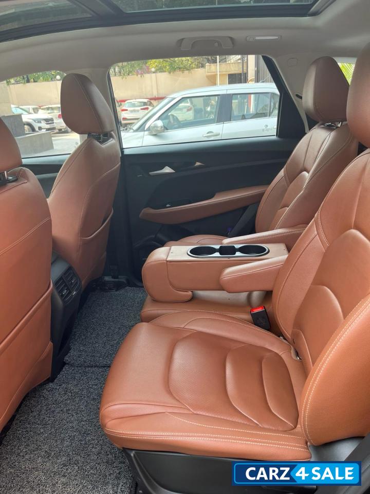 Black MG Hector Plus sharp cvt