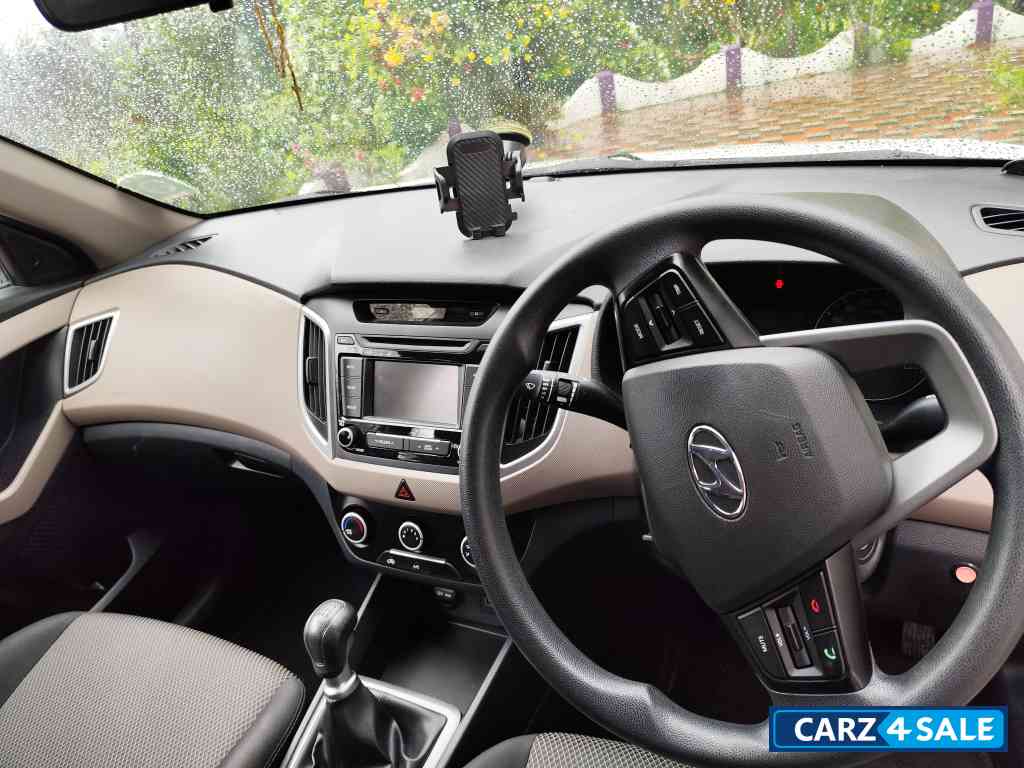 White Hyundai Creta 1.6 E plus VTVT