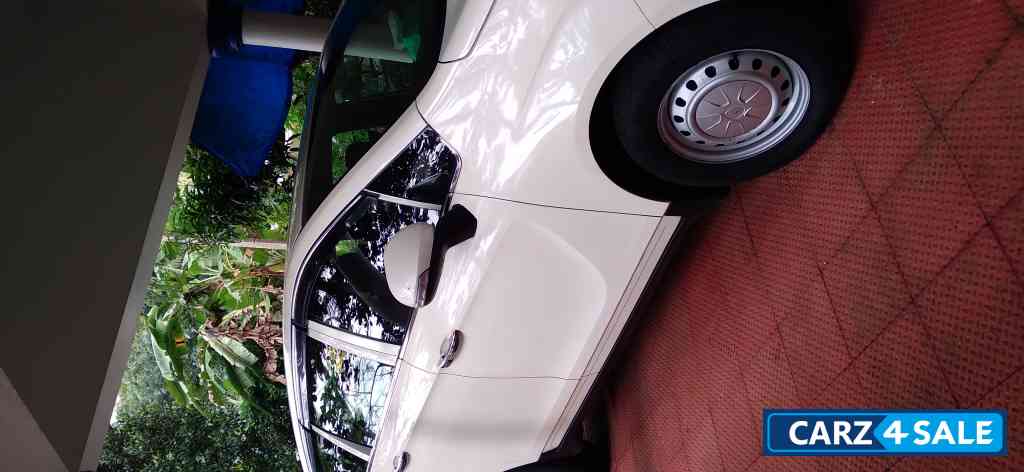 Pearl White Mahindra Marazzo M2