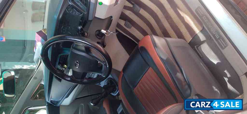 Pearl White Mahindra Marazzo M2