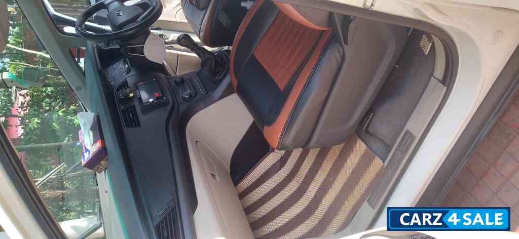 Pearl White Mahindra Marazzo M2