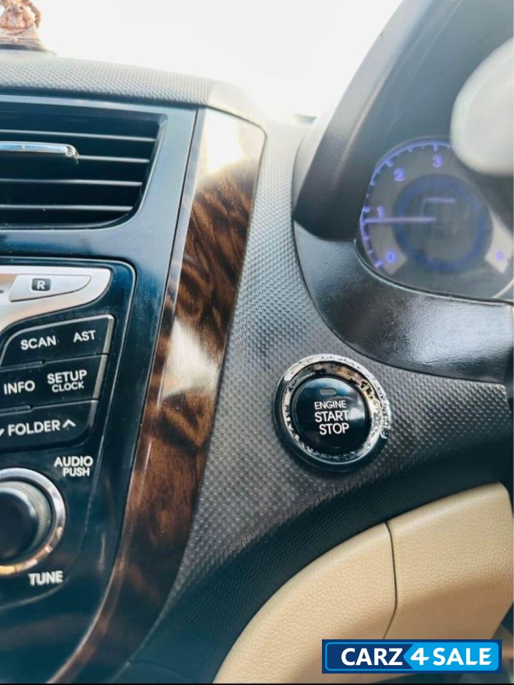 Whait Hyundai Verna sx1.6 opt