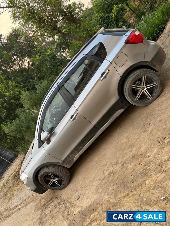 Silver Maruti Suzuki S-Cross zeta