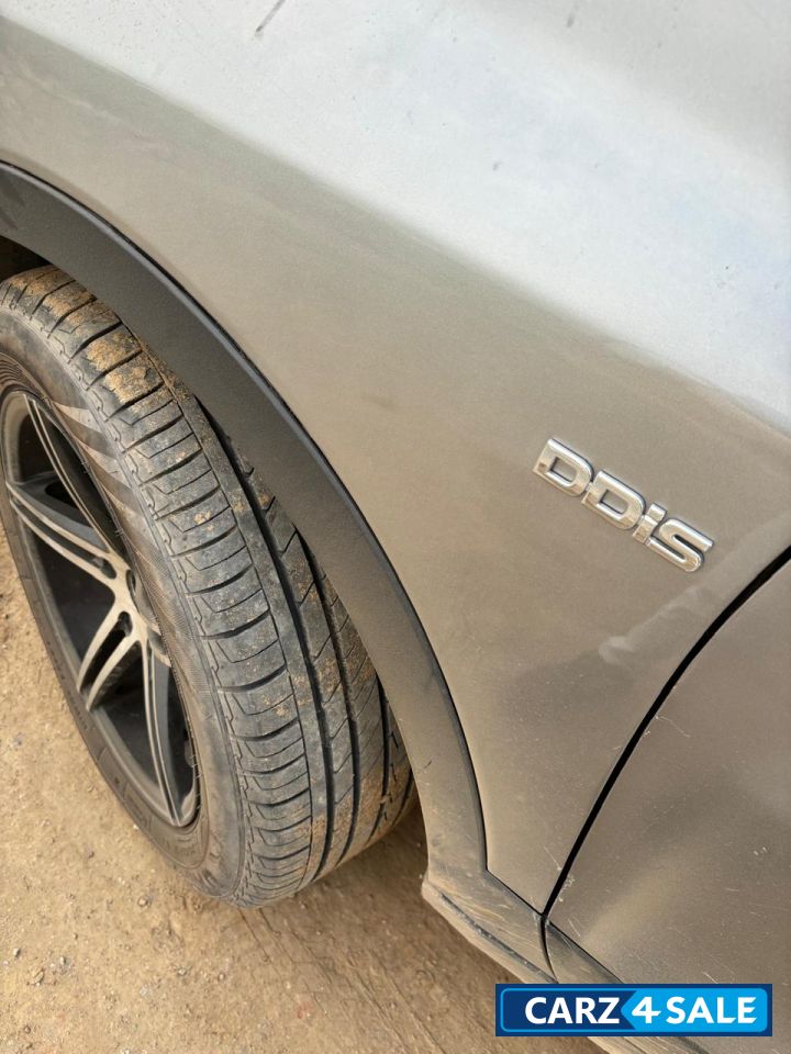 Silver Maruti Suzuki S-Cross zeta