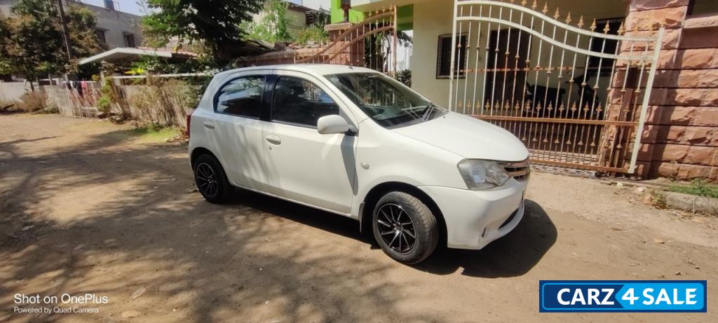 White Toyota Etios Liva GD