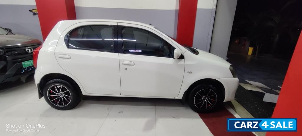 White Toyota Etios Liva GD