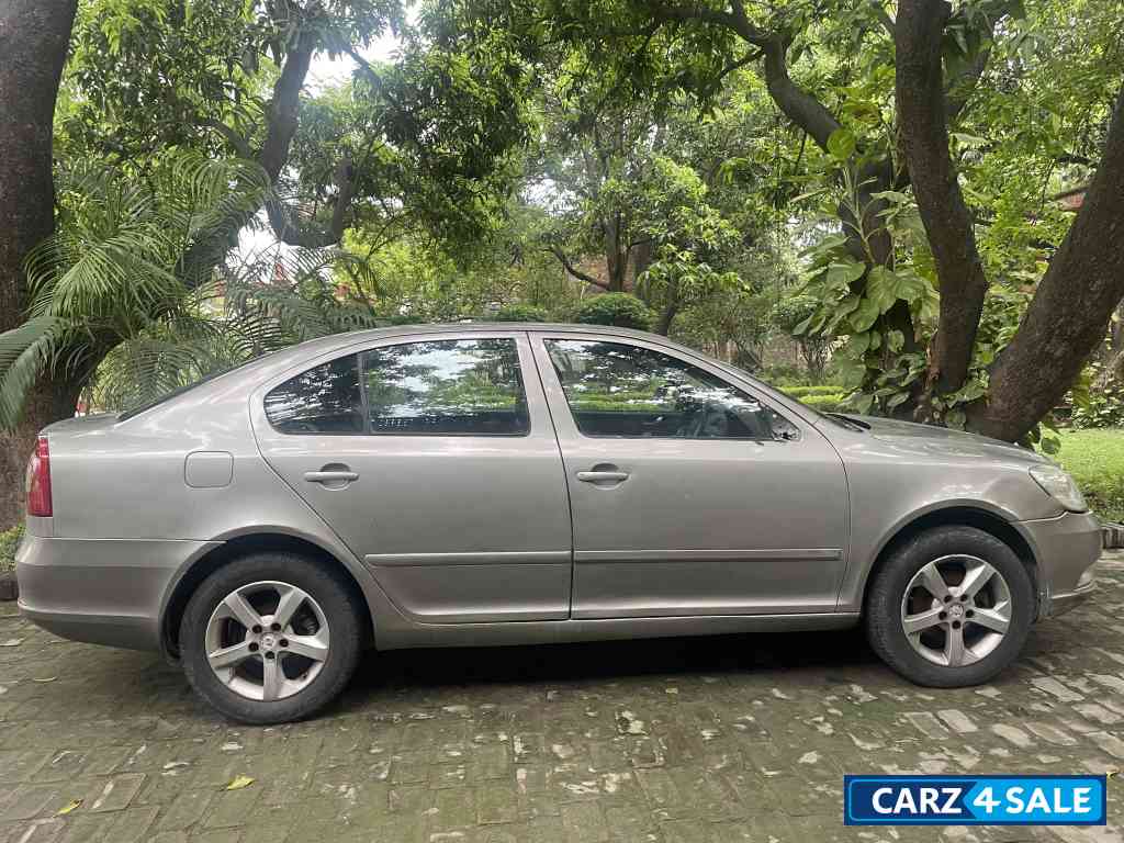 Grey Skoda Laura Elegance 2.0 TDI CR MT {200-2013}