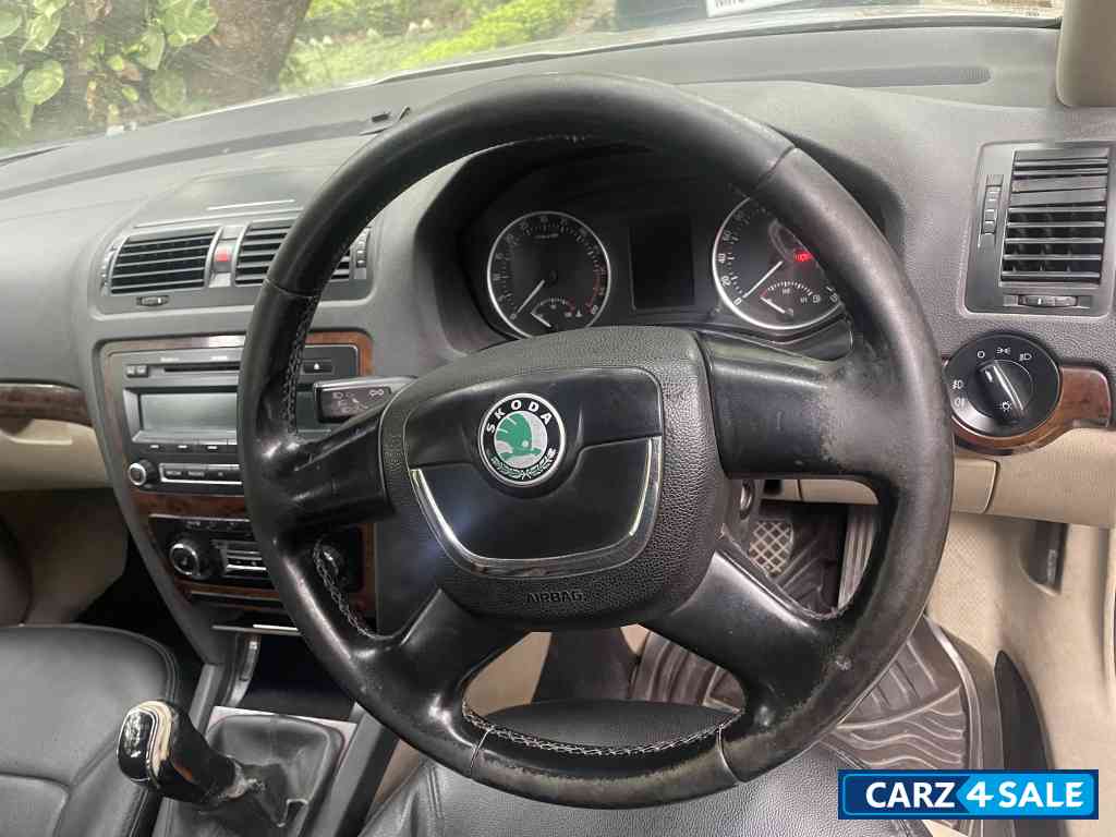 Grey Skoda Laura Elegance 2.0 TDI CR MT {200-2013}