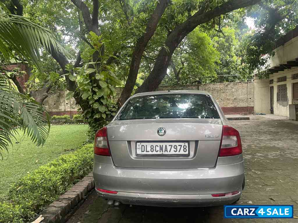 Grey Skoda Laura Elegance 2.0 TDI CR MT {200-2013}