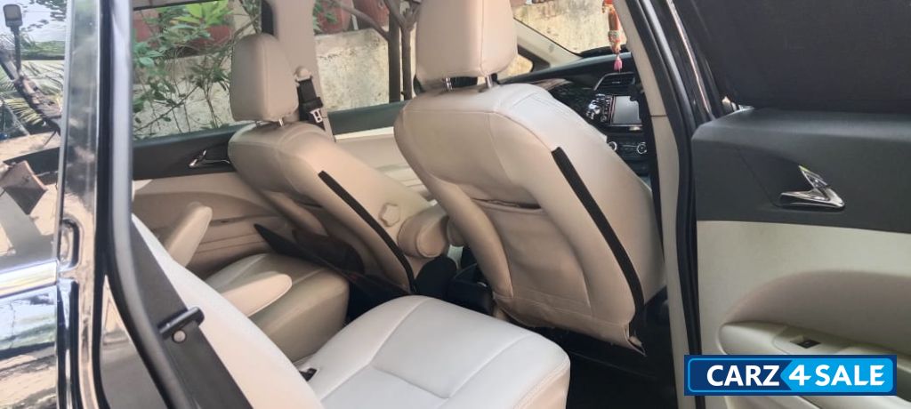 Black Mahindra Marazzo M6 + 7 Seater