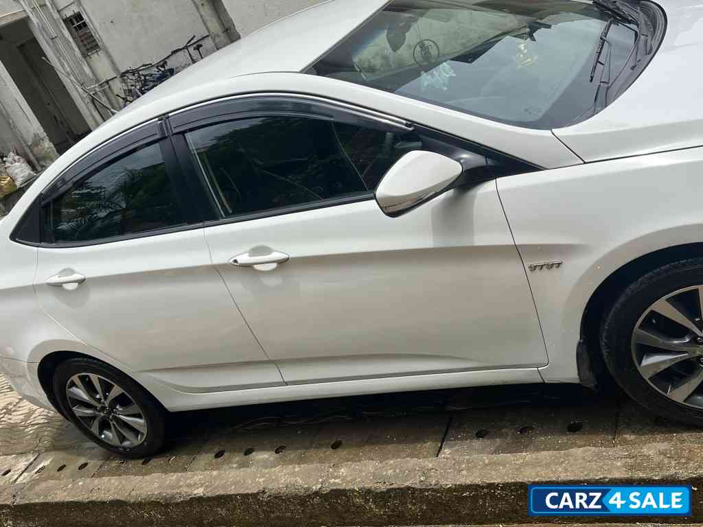 White Hyundai Verna 1.6 vtvt sx