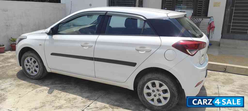 White Hyundai Elite i20 Magna