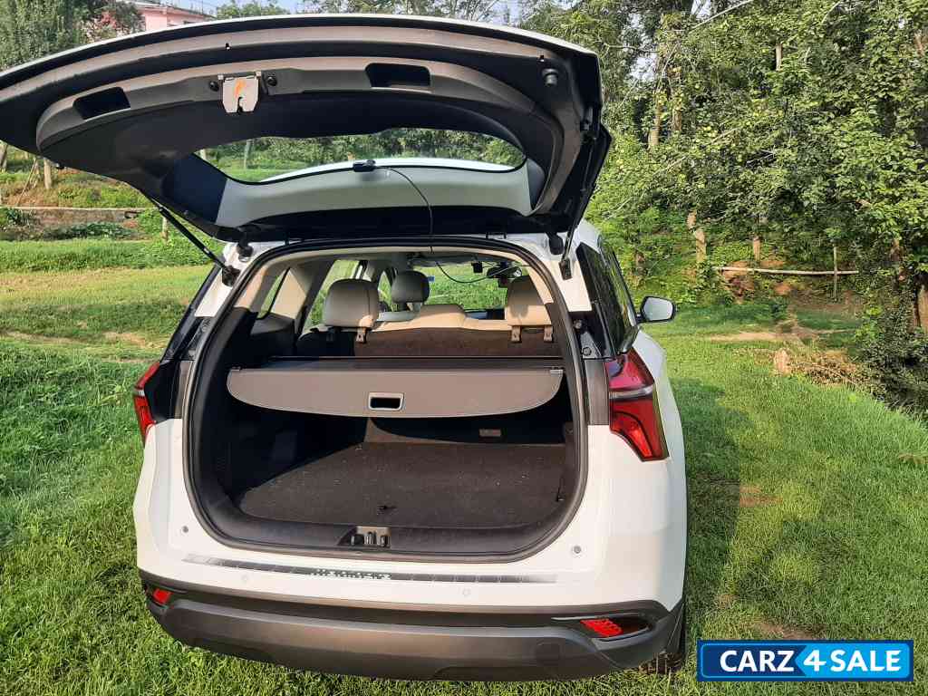 White Mahindra XUV700 Mx(petrol),5 star safety rating vehicle