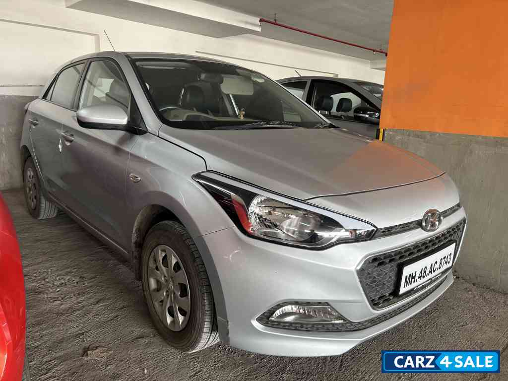 Silver Hyundai Elite i20 magna