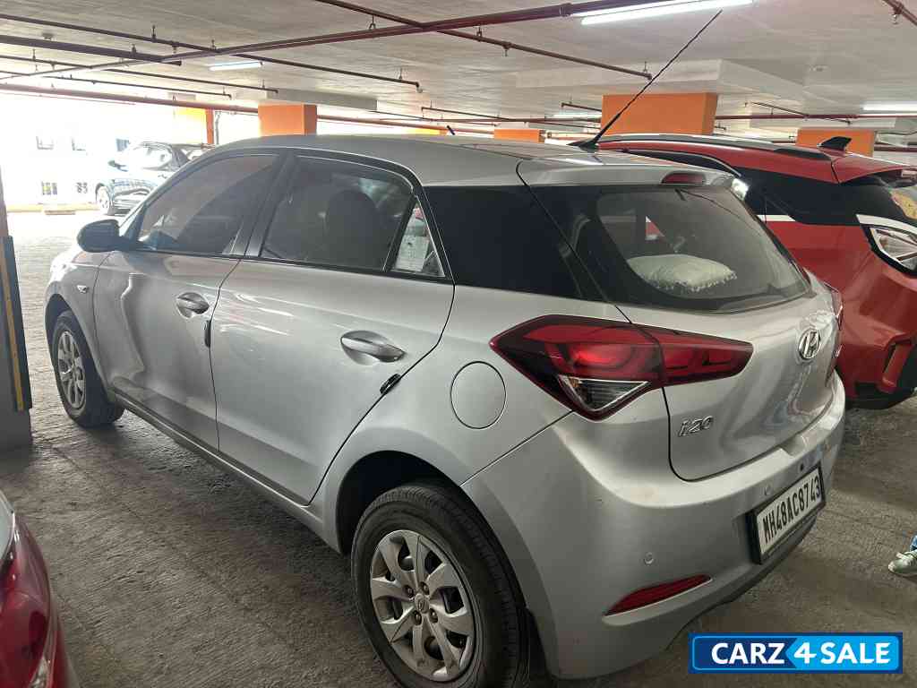 Silver Hyundai Elite i20 magna