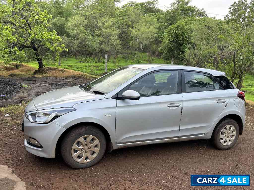 Silver Hyundai Elite i20 magna