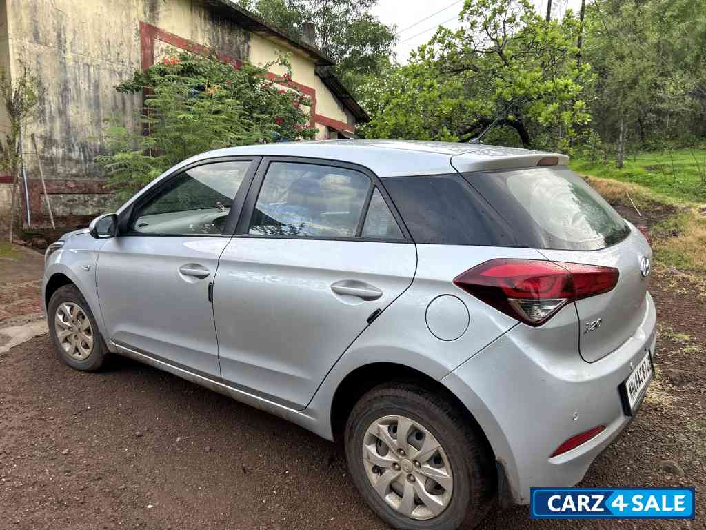 Silver Hyundai Elite i20 magna