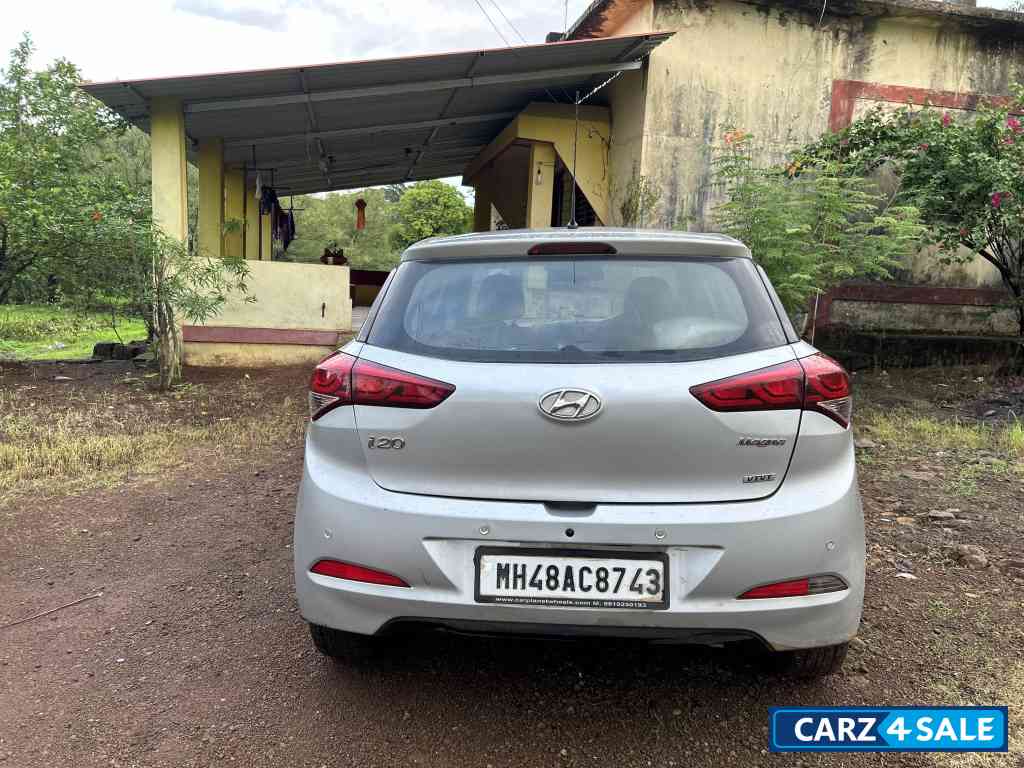 Silver Hyundai Elite i20 magna