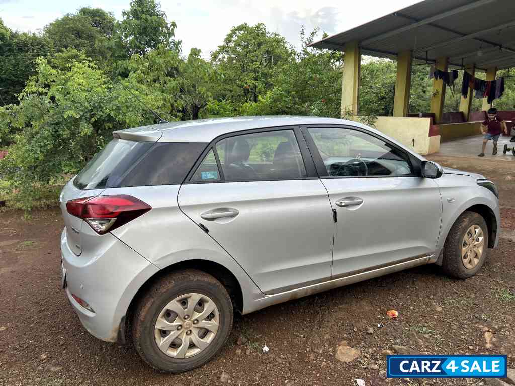 Silver Hyundai Elite i20 magna