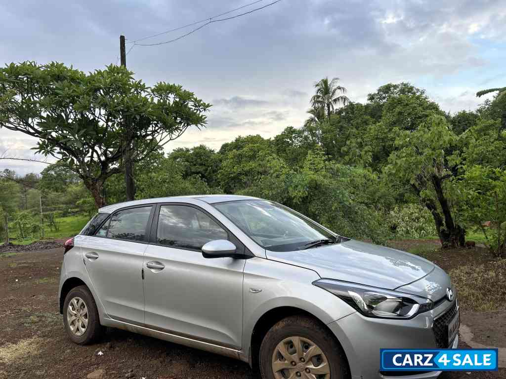 Silver Hyundai Elite i20 magna