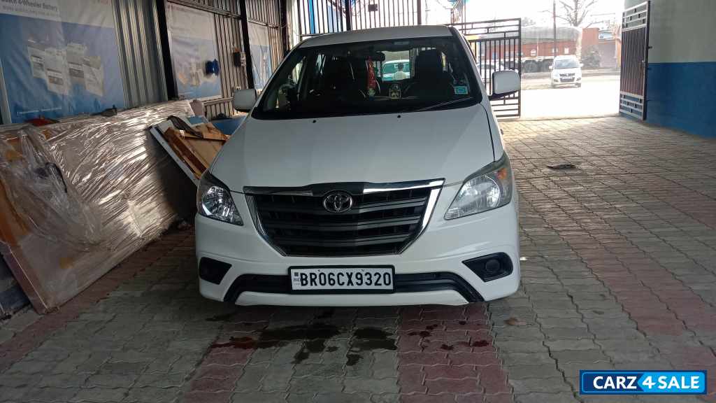 White Toyota Innova 2.5 G 7 Seater Bs4