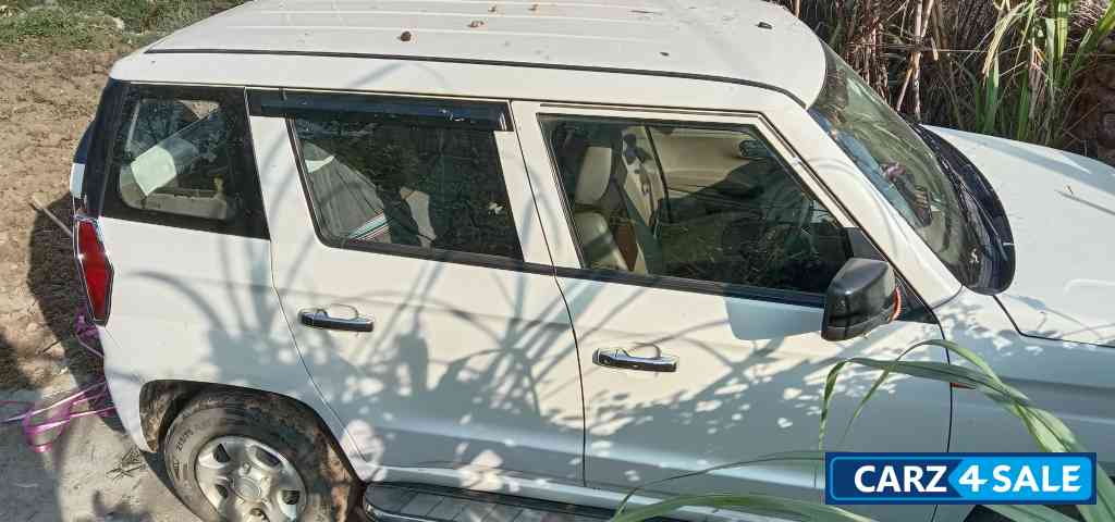 Mahindra TUV300 T4+