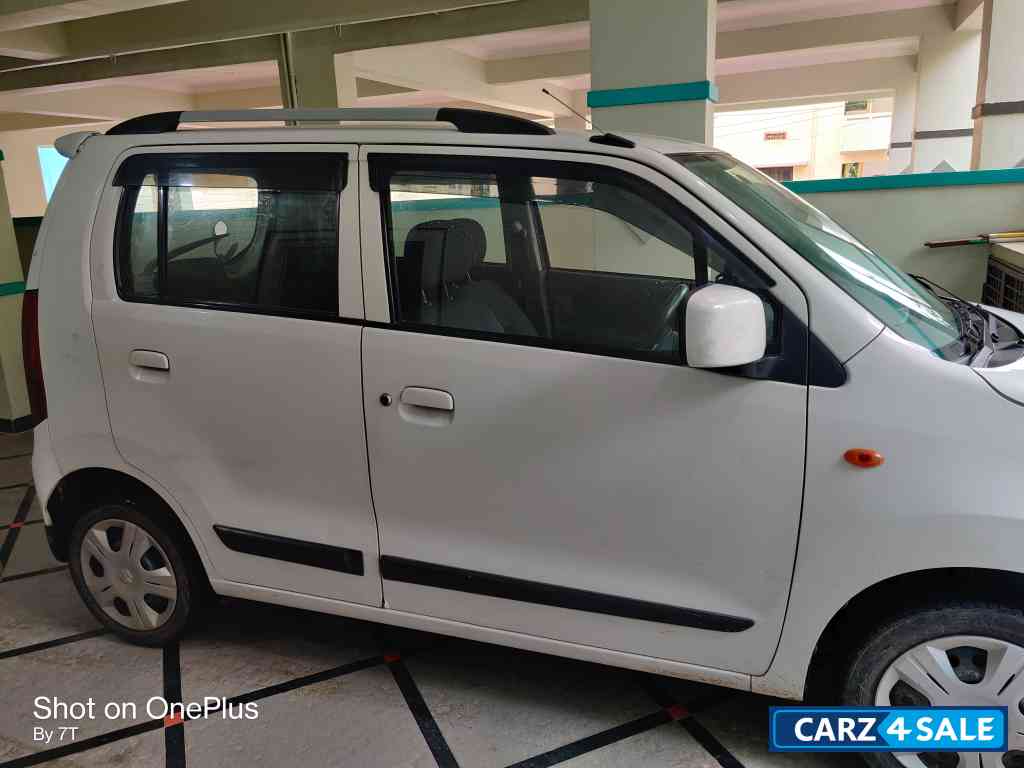 White Maruti Suzuki Wagon R VXI BS IV White Maruti Suzuki Wagon R VXI BS IV