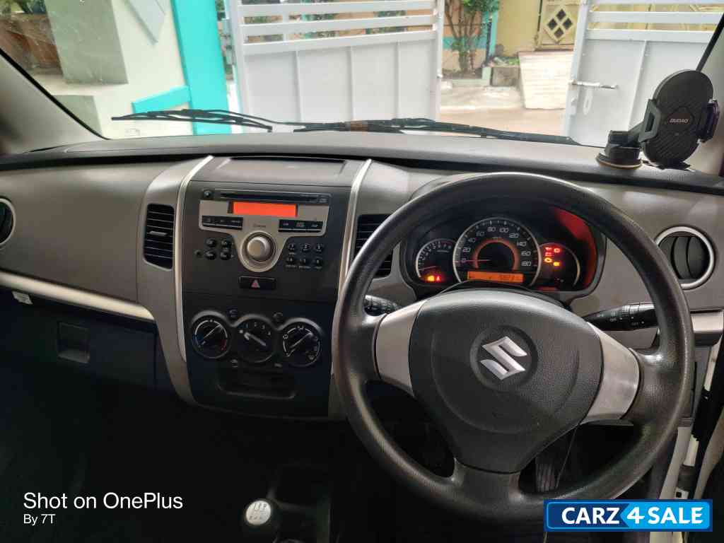 White Maruti Suzuki Wagon R VXI BS IV White Maruti Suzuki Wagon R VXI BS IV