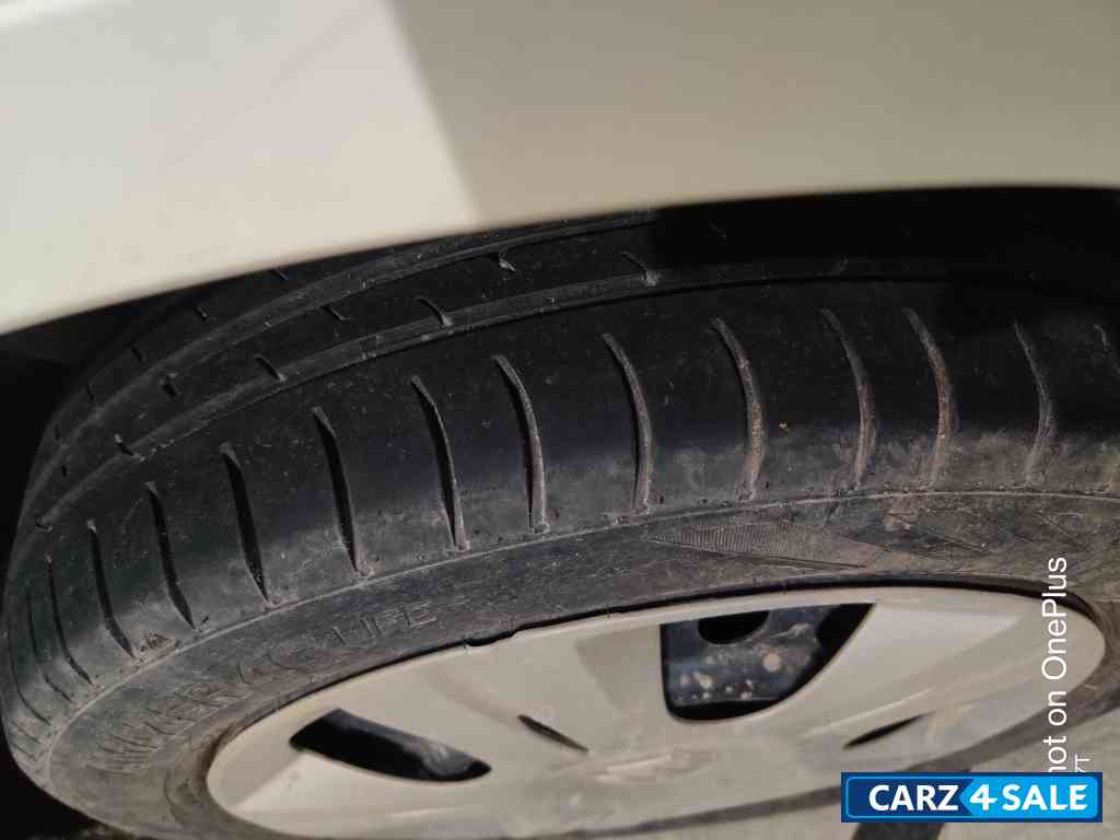 White Maruti Suzuki Wagon R VXI BS IV White Maruti Suzuki Wagon R VXI BS IV