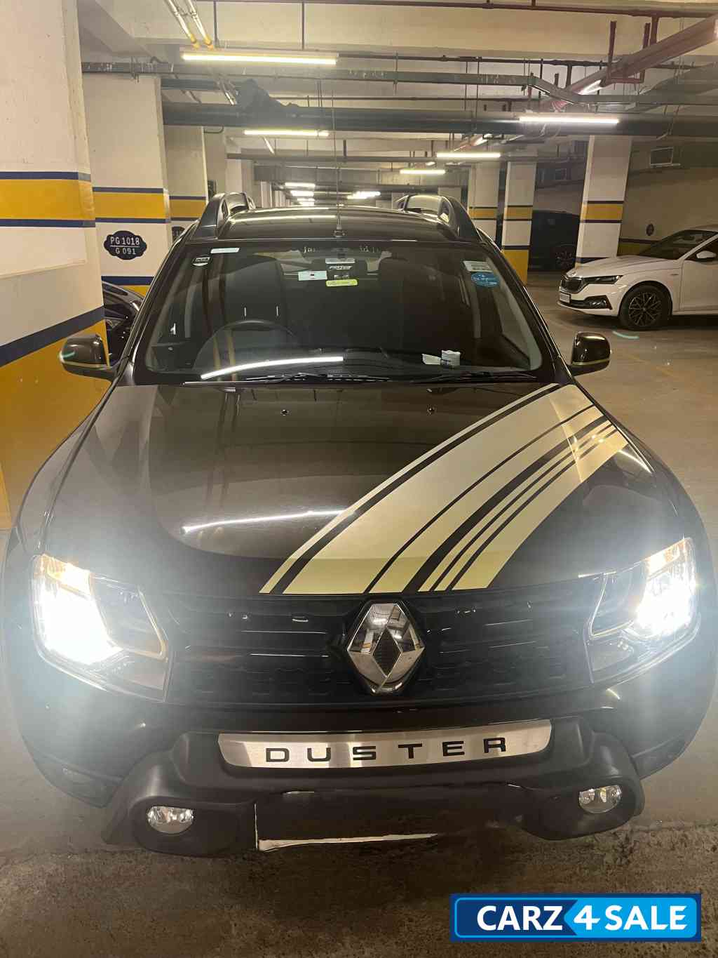 Military Green Renault Duster 85 PS Sandstorm Edition