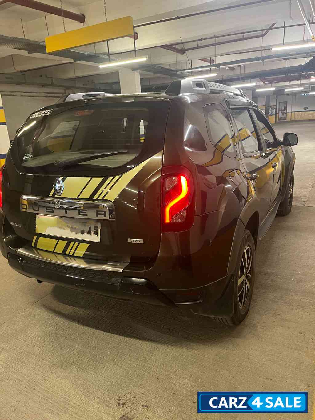 Military Green Renault Duster 85 PS Sandstorm Edition