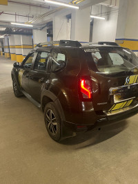 Military Green Renault Duster 85 PS Sandstorm Edition