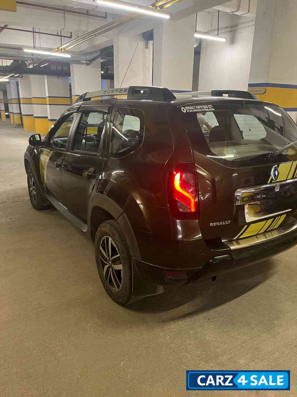 Military Green Renault Duster 85 PS Sandstorm Edition