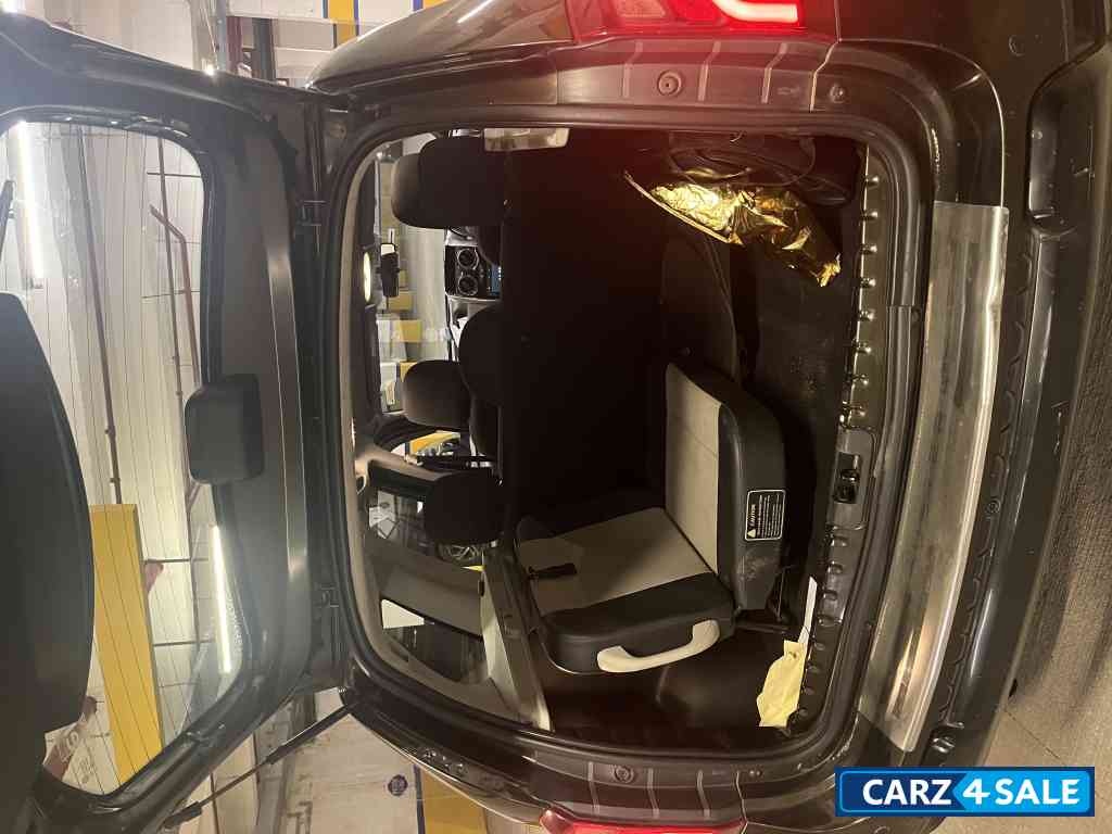 Military Green Renault Duster 85 PS Sandstorm Edition