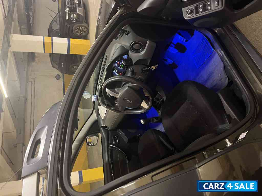 Military Green Renault Duster 85 PS Sandstorm Edition