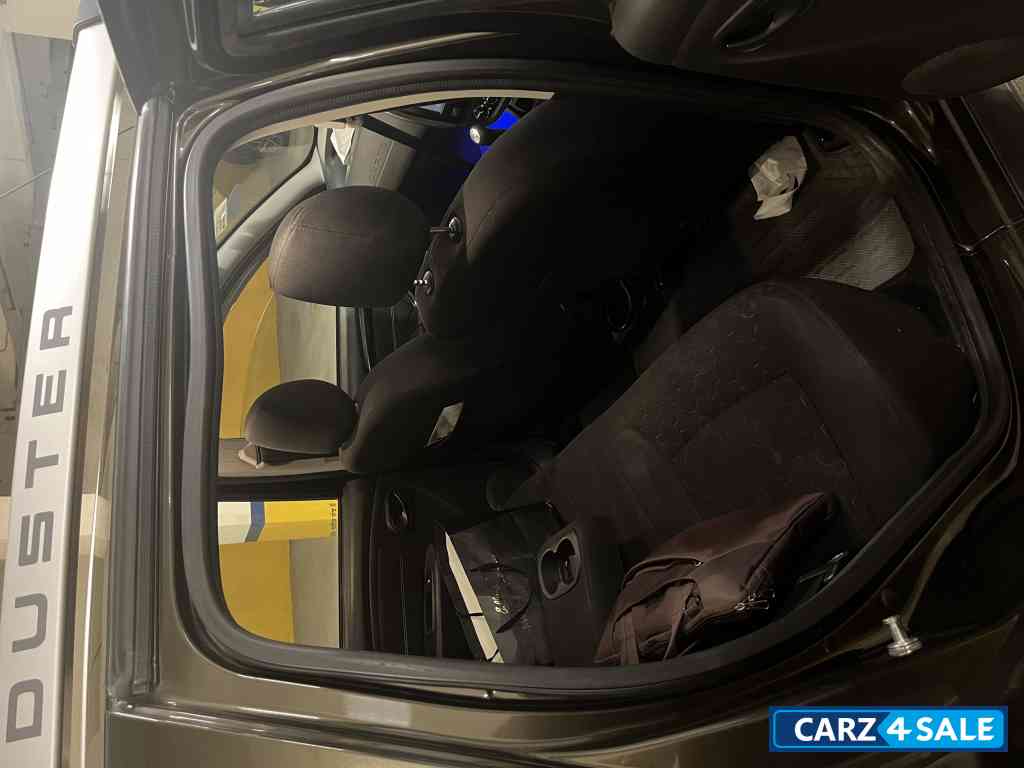 Military Green Renault Duster 85 PS Sandstorm Edition