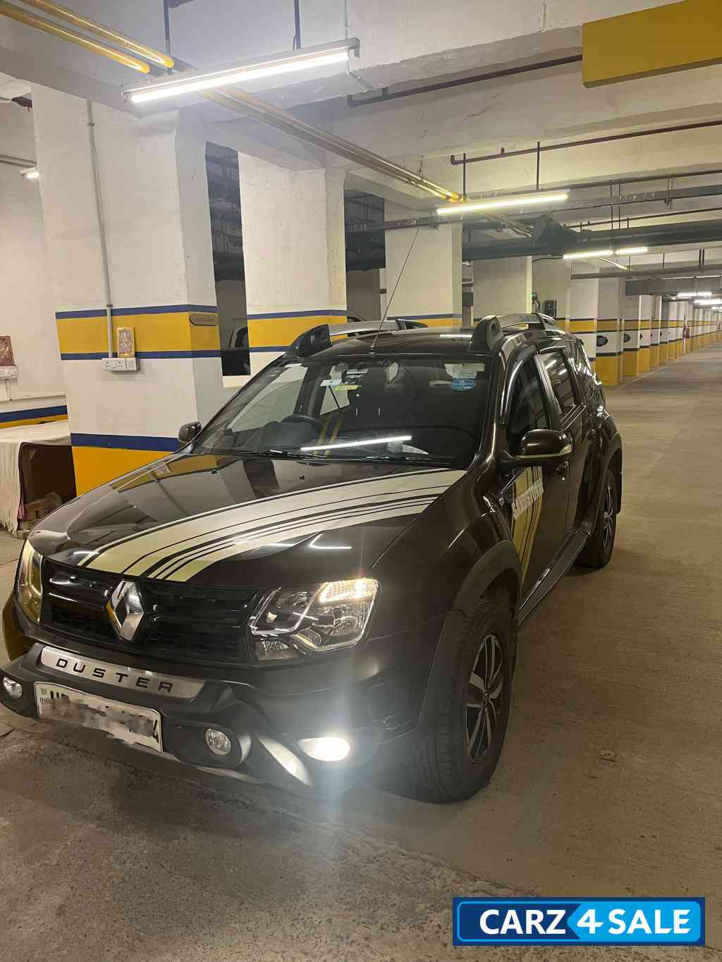 Military Green Renault Duster 85 PS Sandstorm Edition