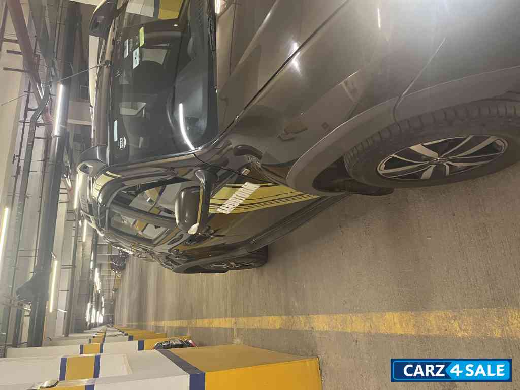 Military Green Renault Duster 85 PS Sandstorm Edition