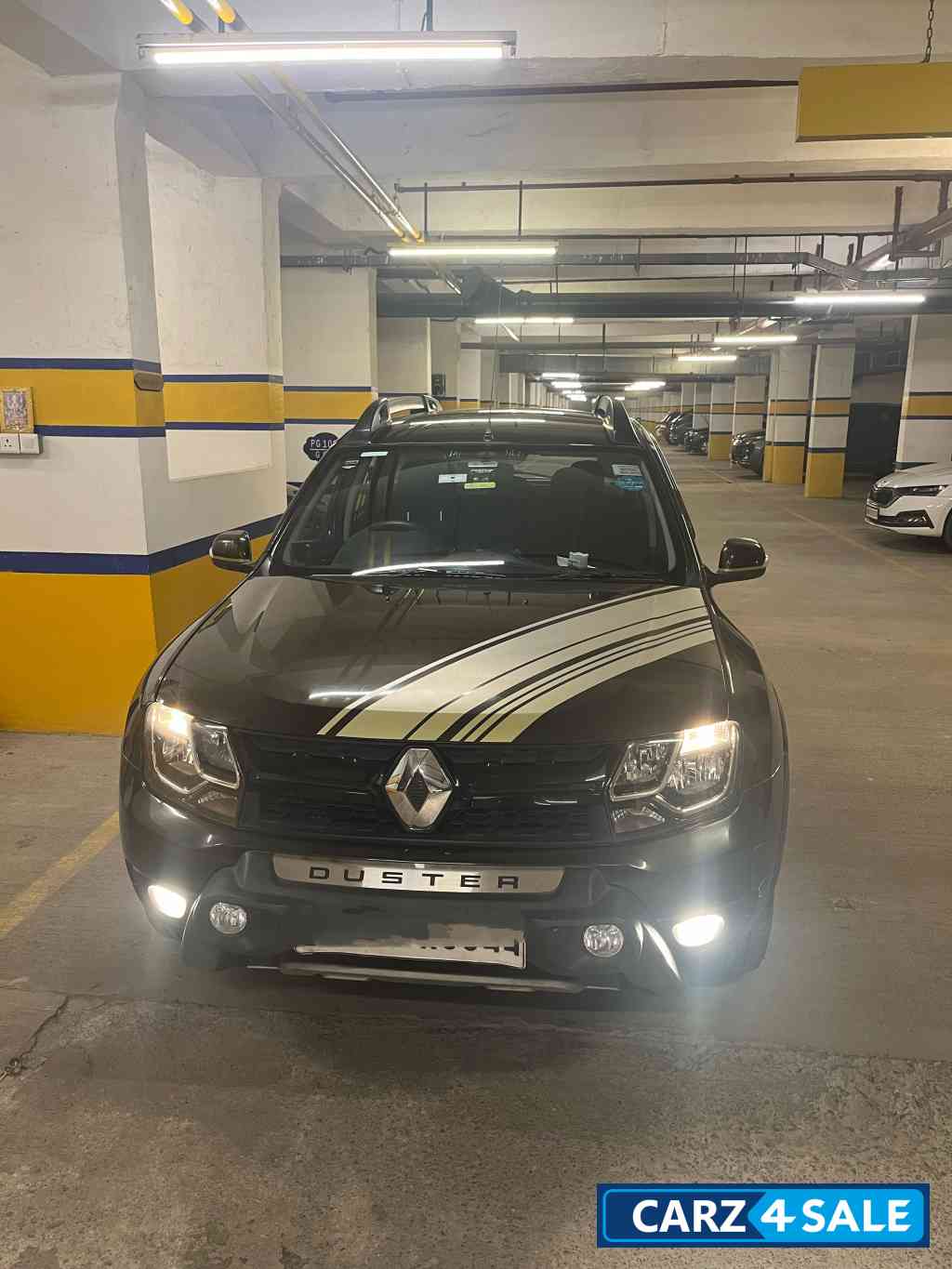 Military Green Renault Duster 85 PS Sandstorm Edition