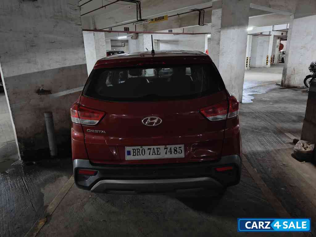 Red Hyundai Creta 1.6 E plus