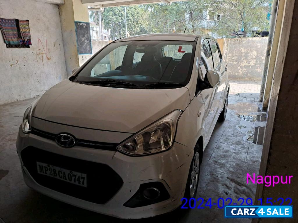White Hyundai  Grand i10