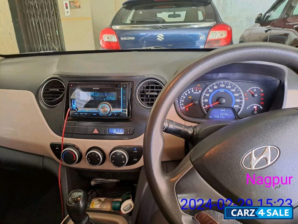 White Hyundai  Grand i10