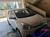 White Hyundai  Grand i10