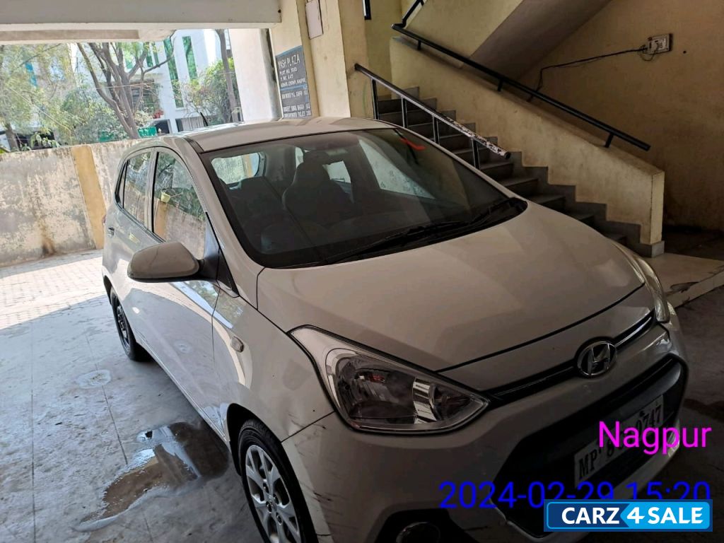 White Hyundai  Grand i10