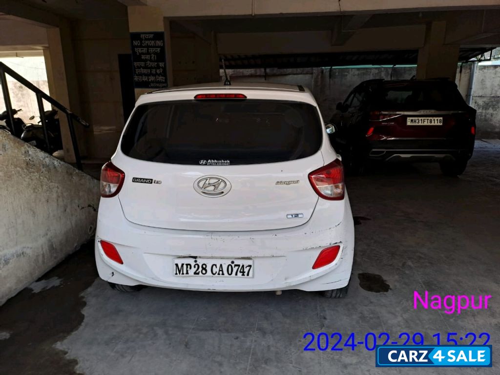 White Hyundai  Grand i10