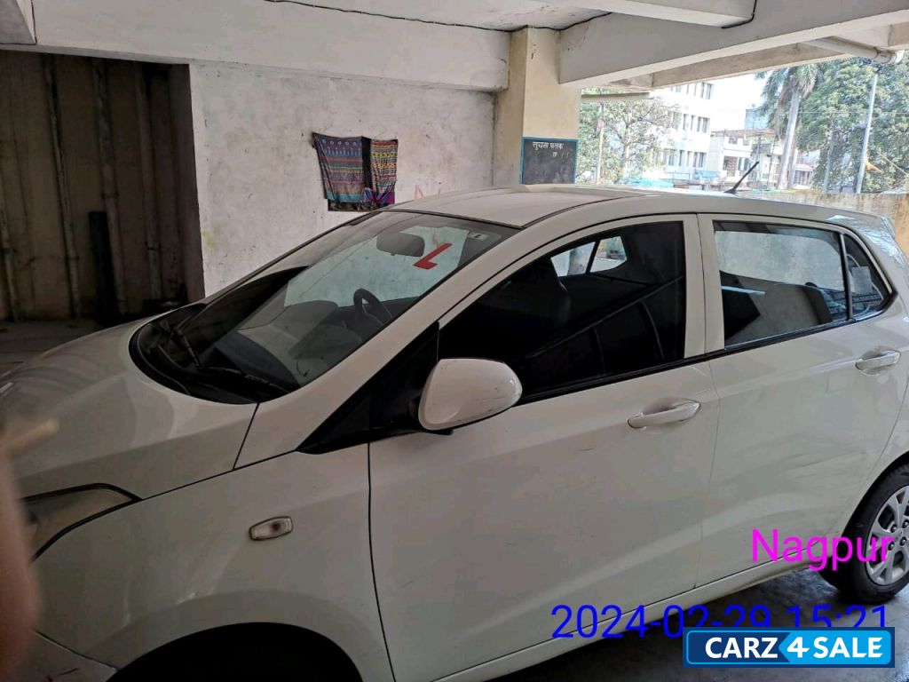 White Hyundai  Grand i10