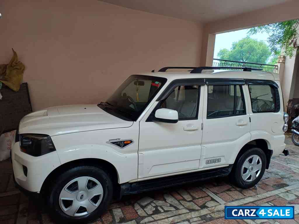 Diamond White Mahindra Scorpio S6+