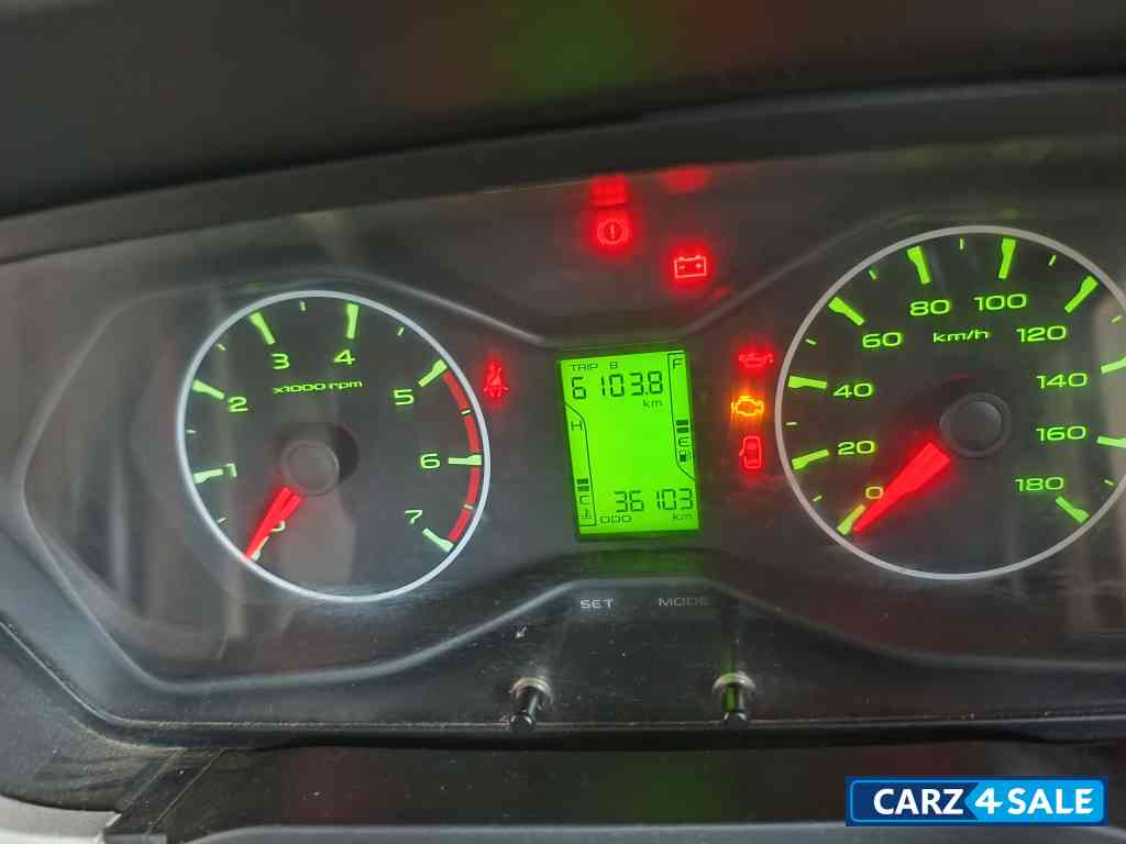 Diamond White Mahindra Scorpio S6+