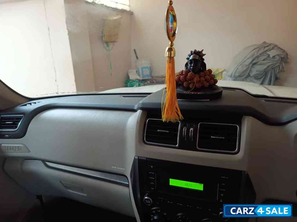 Diamond White Mahindra Scorpio S6+